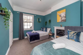 Central Seafront Three Bedroom House with Court Yard Sleep 8 Guests